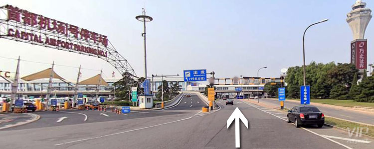 乘车前往T1航站楼停车场方向，沿停车场高架右侧道路往北行驶。*不上高架桥