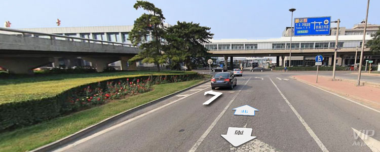 沿左转弯道路行驶至航站楼前左转西行。