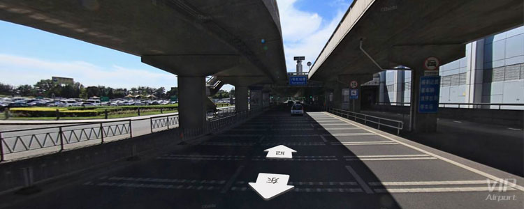 在一层高架下方道路行至航站楼最西侧后右转。