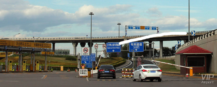 停车楼入口外右侧为VIP通道岗卡，提前报过车号即可放行驶入。